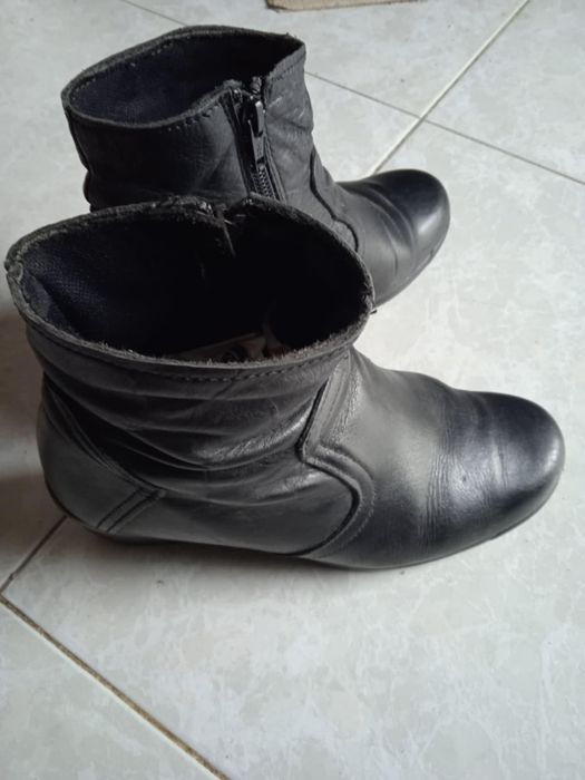 Vendo botas usadas em pele Nº35