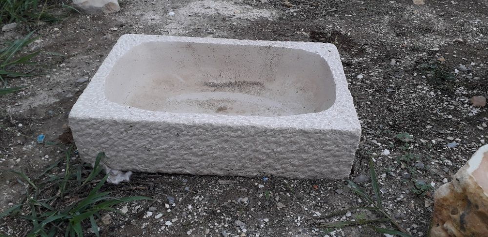 Lavatórios muito rústicos em pedra,