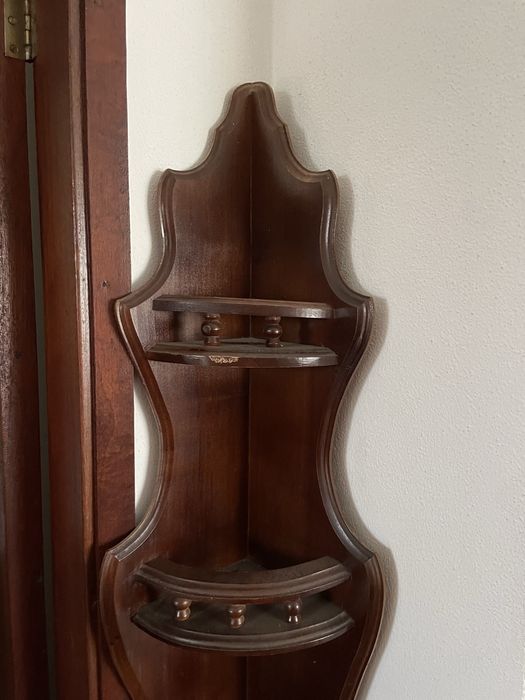 Estante de canto de madeira