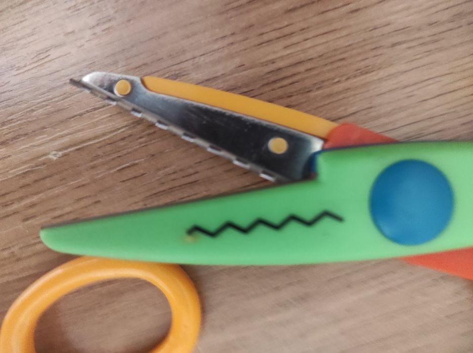 Яскраві фігурні ножиці