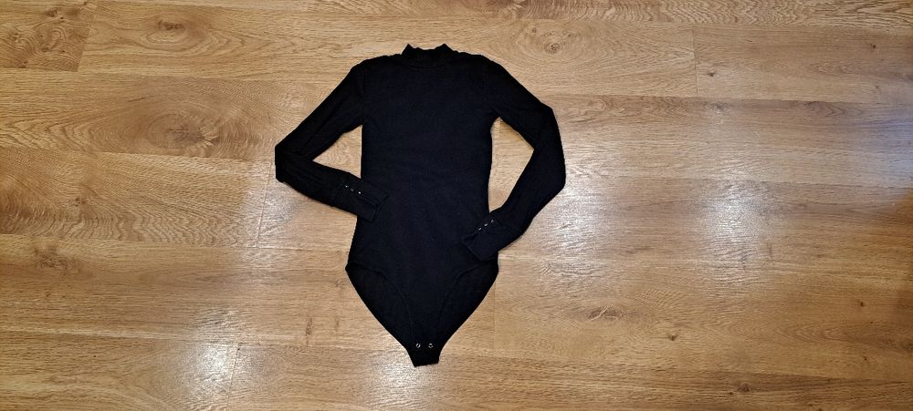 Czarne prążkowane body Mohito r. XS