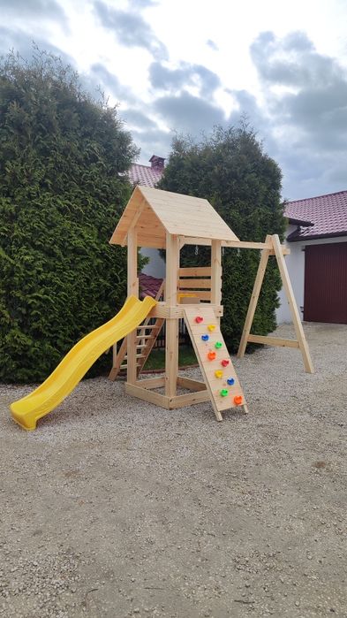 Solidny Domek dla dzieci z hustawką i wspinaczką.