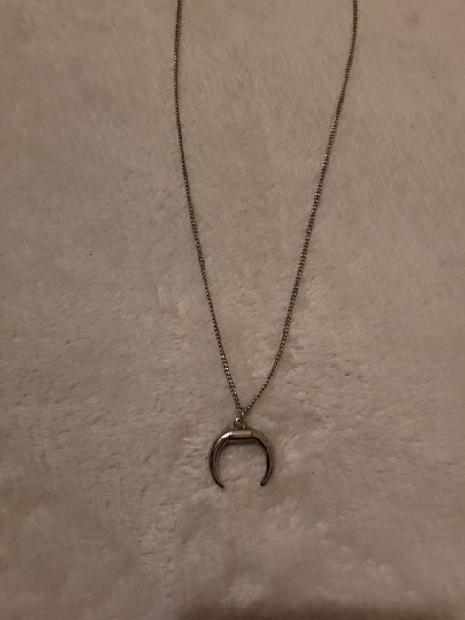 Colar com o formato de lua