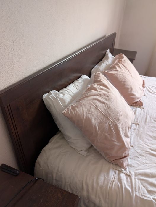 Cama 1,60x2,00 com colchão, estrado e gavetões + mesas de cabeceira