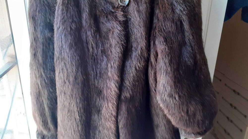 Casaco em pele de Lontra, em estado novo, com 2 bolsos e um botão.
