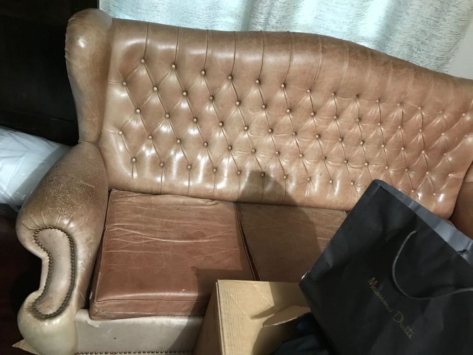 Sofás em pele a precisar de restauro