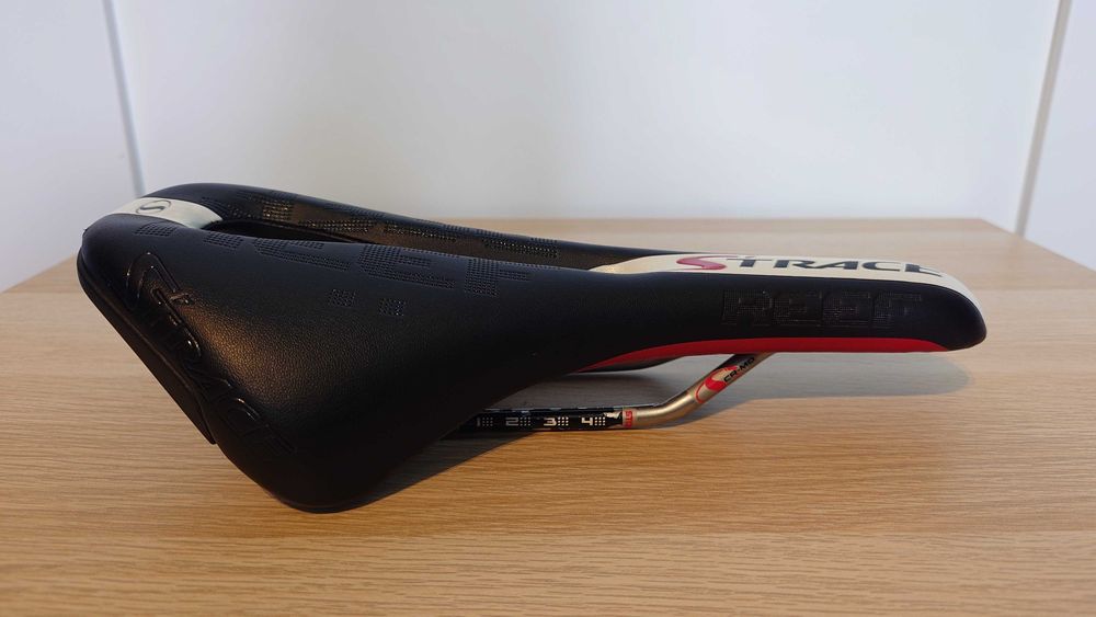 Siodełko rowerowe szosowe tunelowane męskie Strace Reef, Cr-Mo 136 mm