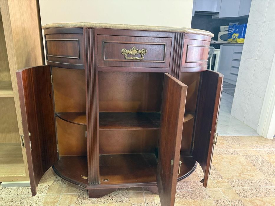 Sapateira de cor mogno/madeira.