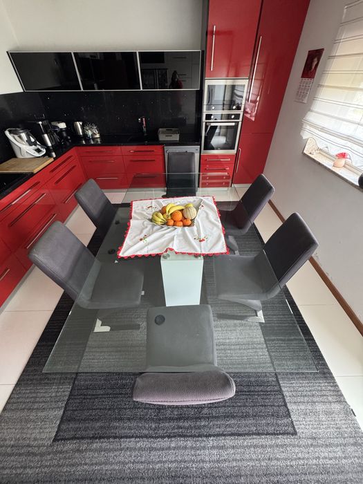 Mesa em vidro com pé lacado