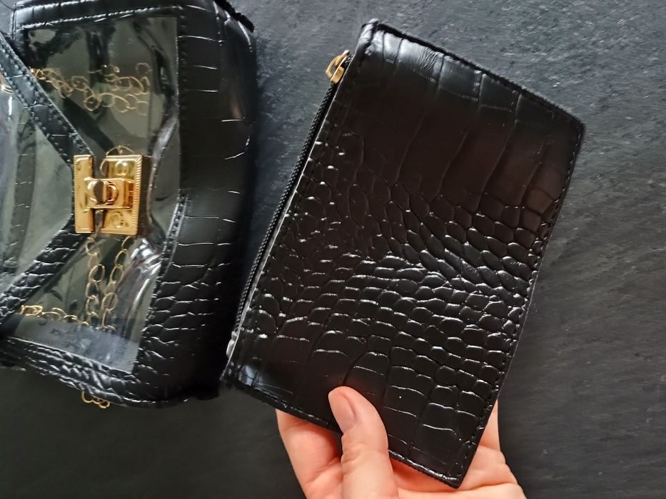 Czarna mała torebka na złotym łańcuszku