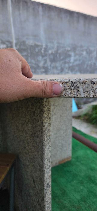 Mesa de jardim em pedra