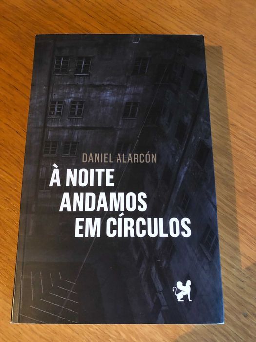 À noite andamos em círculos     DANIEL ALARCON