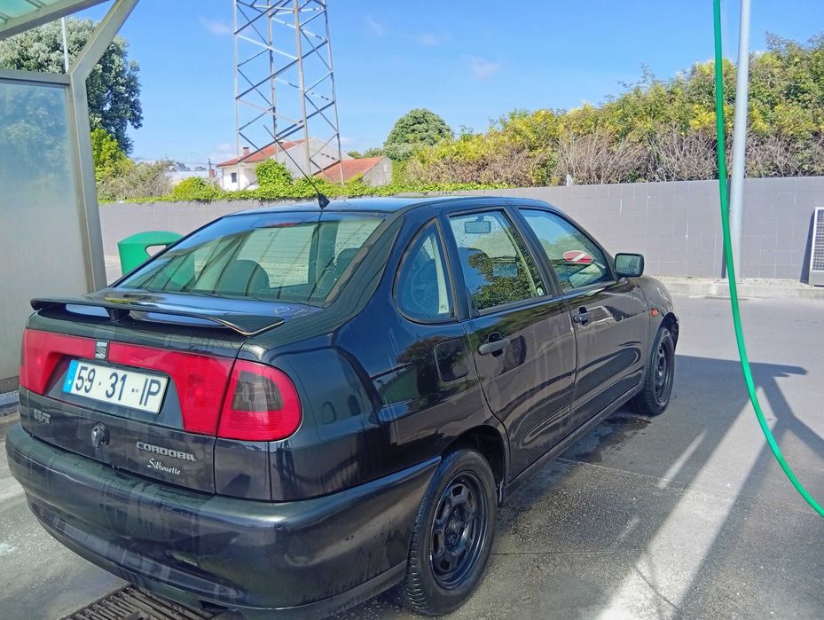 Estou a vender um SEAT Córdoba de 1997, ideal para quem procura um carro económico, simples de mante