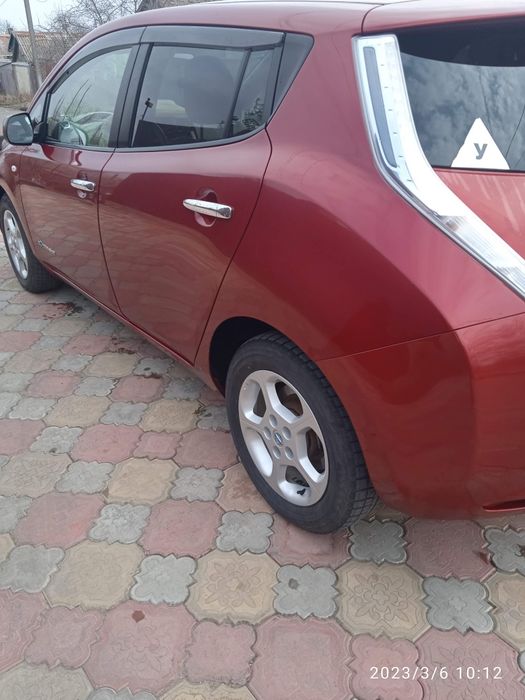 Продаю Nissan leaf