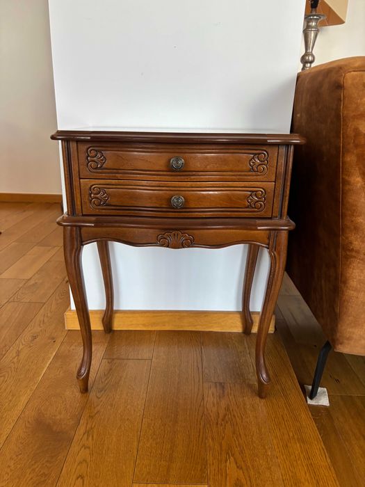 Przepiękny stoliczek pomocniczy