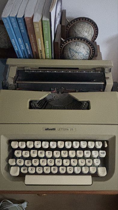 Maquina de escrever antiga Olivetti