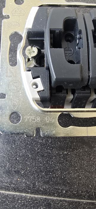 Legrand SISTENA Łącznik sterowania roletami z blokadą mechaniczną Nr kat.: 775804