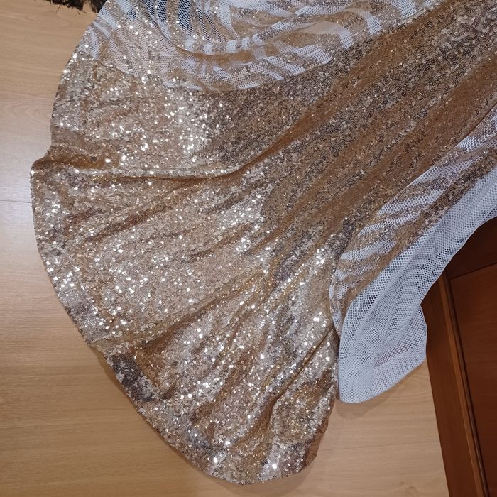 Vestido cerimónia, com lantejolas douradas