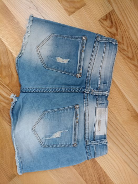 Jeansowe spodenki z przetarciami