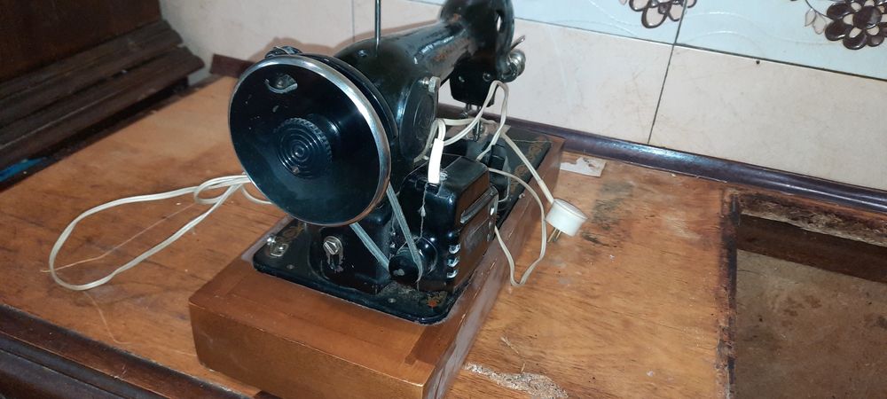 Электро швейная машинка в хорошем состоянии.рабочая