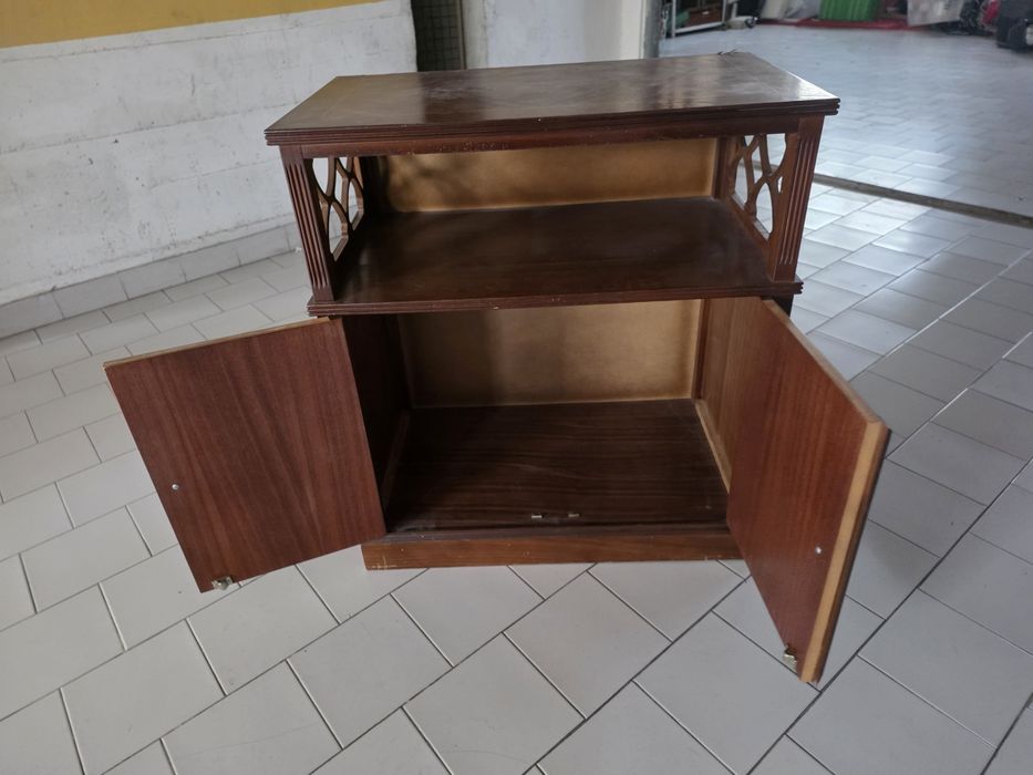 Movel tv em madeira com portas de abrir