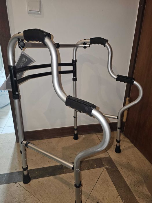 Kit apoio ao idoso (andarilho, escaras, tábua banho, pinça) geriatria