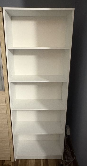 Biały regał na książki