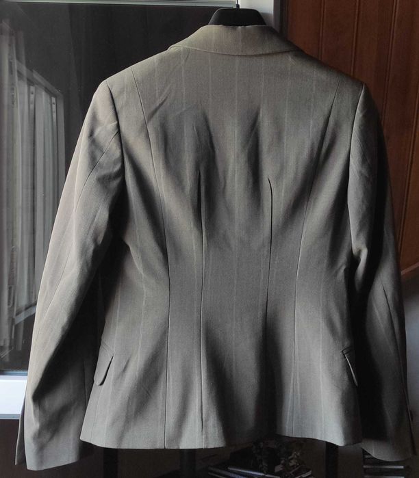 Elegante Blazer Cor Café Com Leite e Risca Fina e Discreta Bege