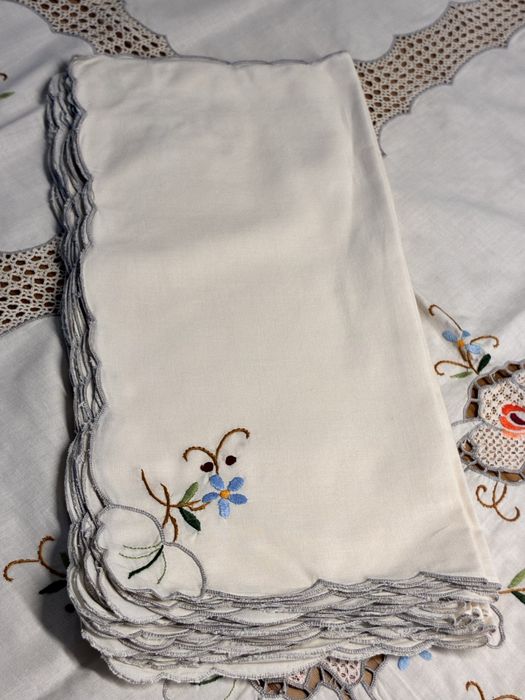 Toalha bordada portuguesa com 12 guardamapos