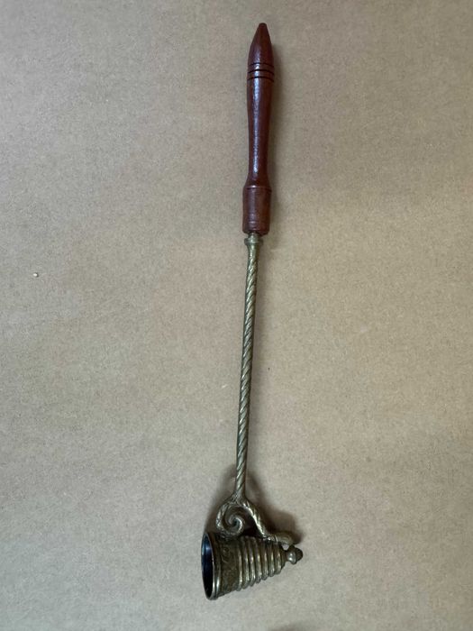 Różne ozdobne wyroby z mosiądzu