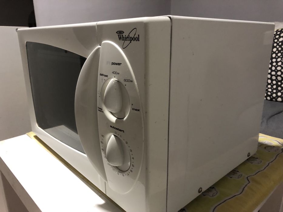 Microondas wirlpool 1000w. Em bom estado 30,00 euros