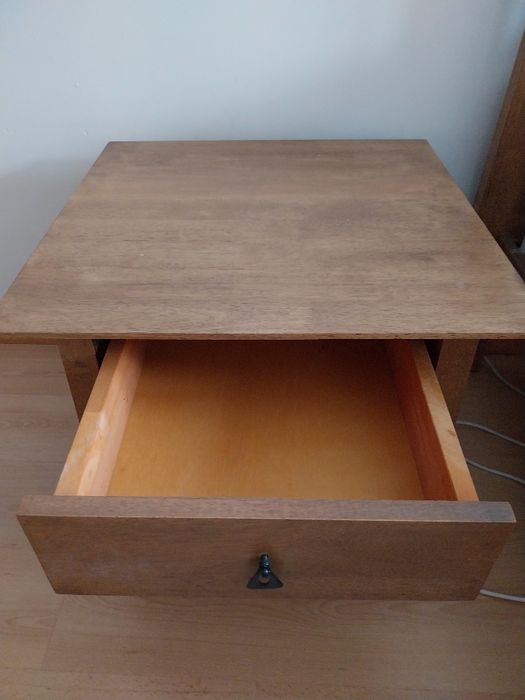 Mesa de cabeceira em madeira maciça
