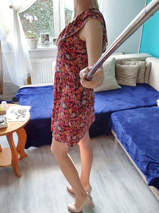 Letnia sukienka w kwiatki na jedno ramię