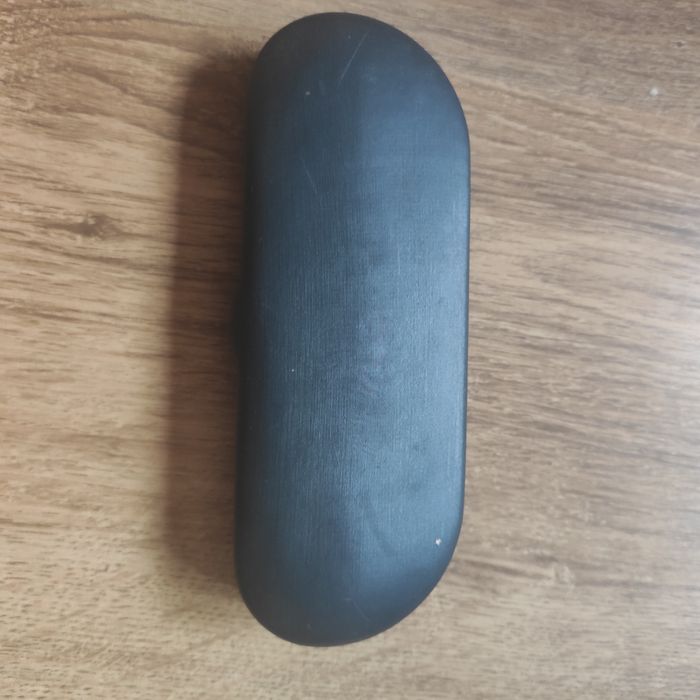 Etui na okulary koloru grafitowego.