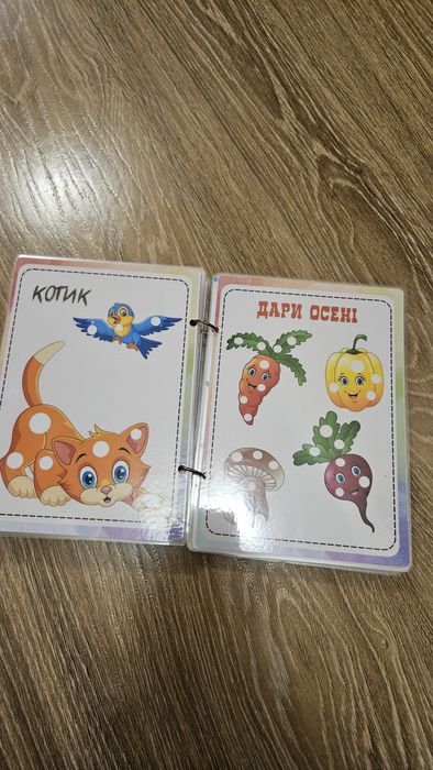 Розвиваюча книжка на липучках
