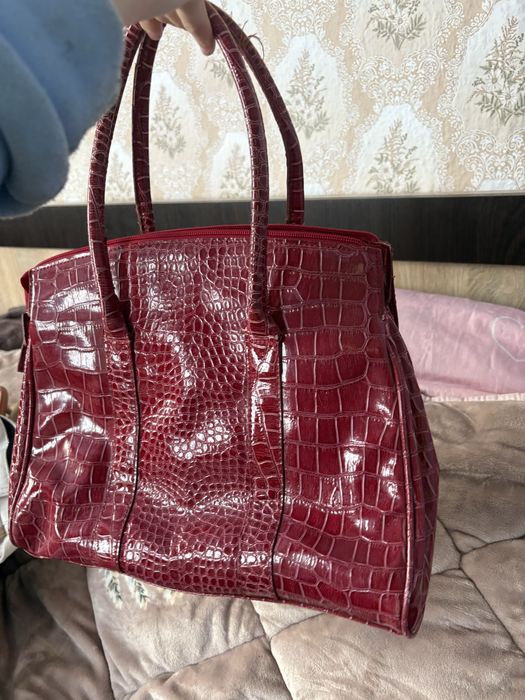Червона сумка , стильна .