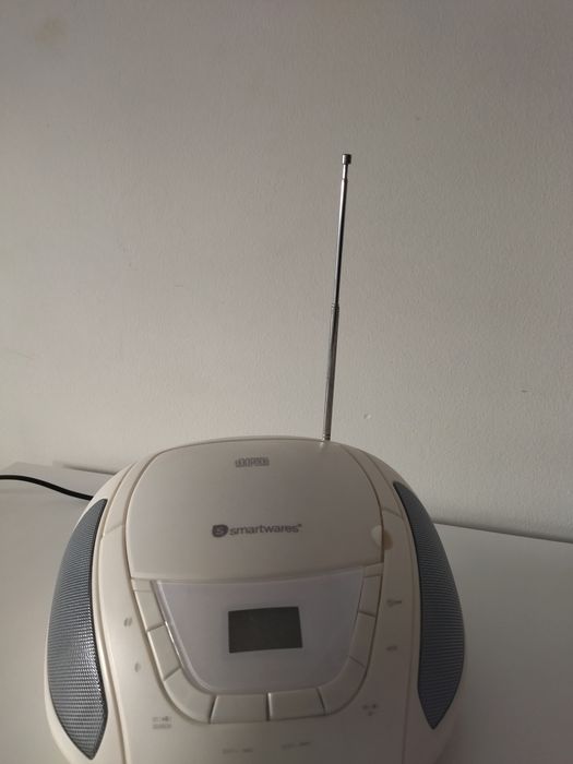 Rádio branco antigo