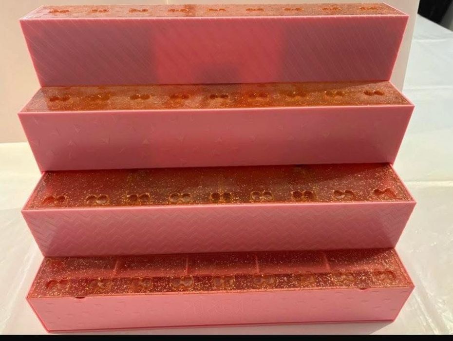 Expositor e bonecas LOL