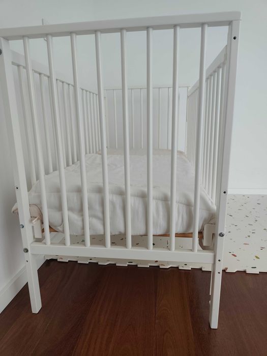 Cama de grades com colchão para bebé