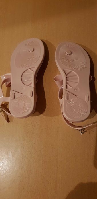 Sprzedam meliski gumowe nowe sandałki rozmiar 36