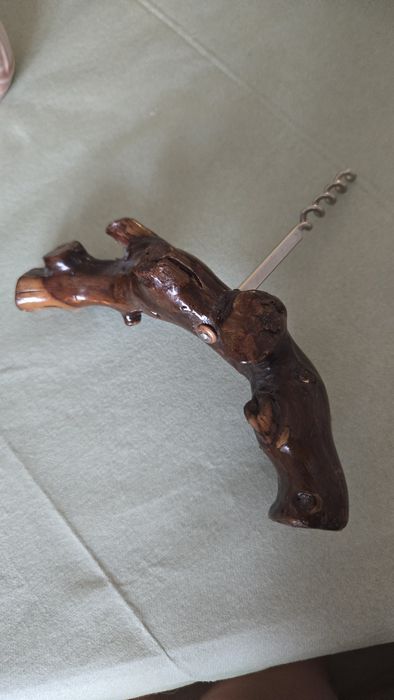 Korkociąg z rączką z winorośli