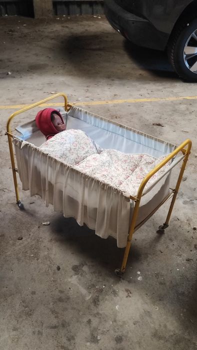 Cama de bebé de brincar com boneco