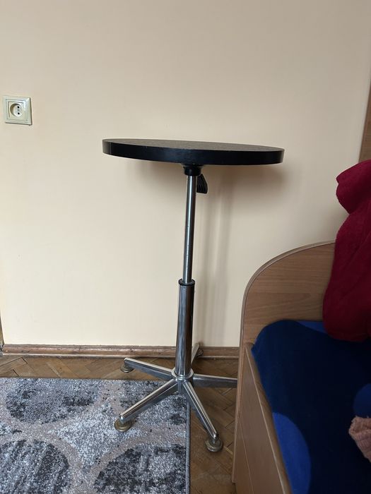 Столик , стіл в хорошому стані