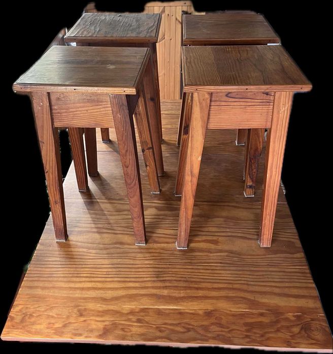 Mesa desdobrável com 4 bancos de madeira