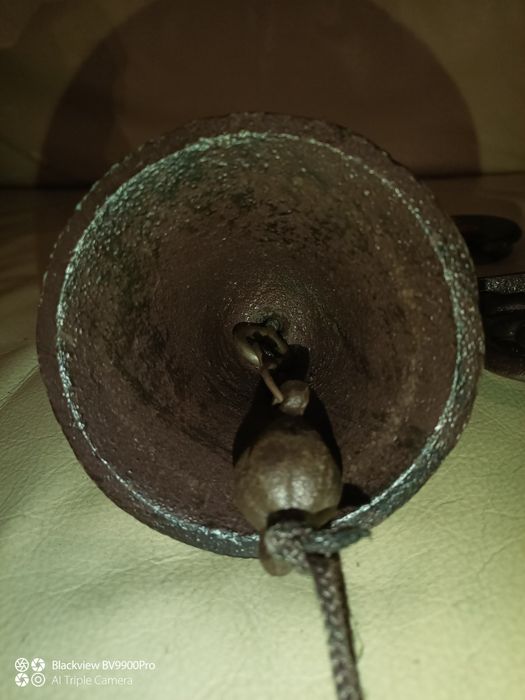 Vejam este magnífico sino pequeno mas belo com este galo de Barcelos