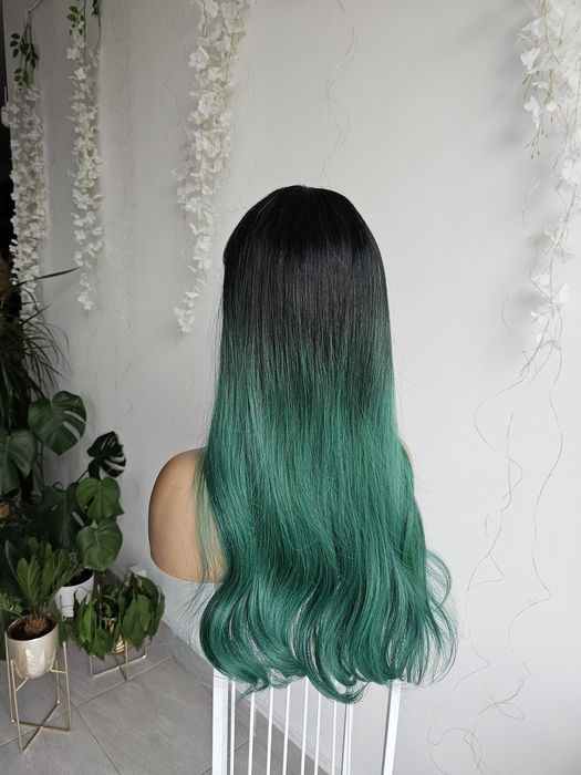 Długa peruka z grzywką czarna zielona andrzejki przebranie 65 cm