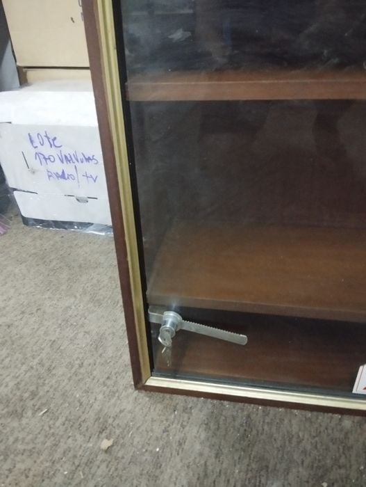 Móvel expositor com chave