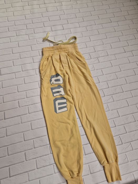 Robert Kupisz spodnie dresy logo