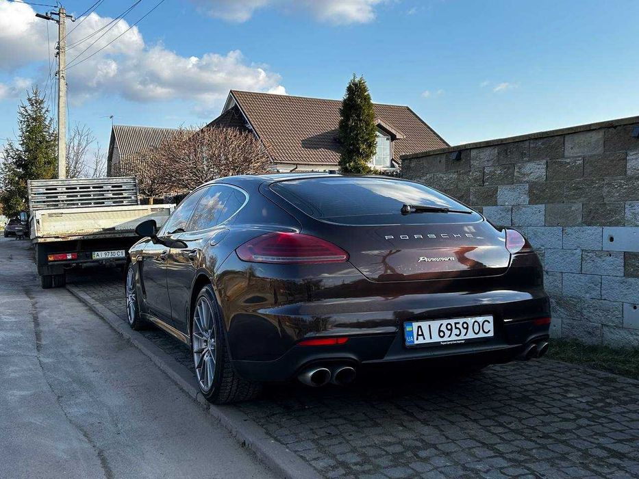 В продажі шикарний Porsche Panamera S (гібрід)