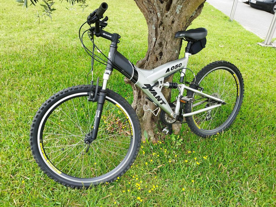 Bicicleta nova de montanha com soporte de ferramentas